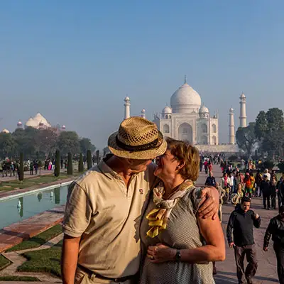 couple-kissing-taj-mahal