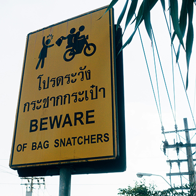beware of bag snatchers sign