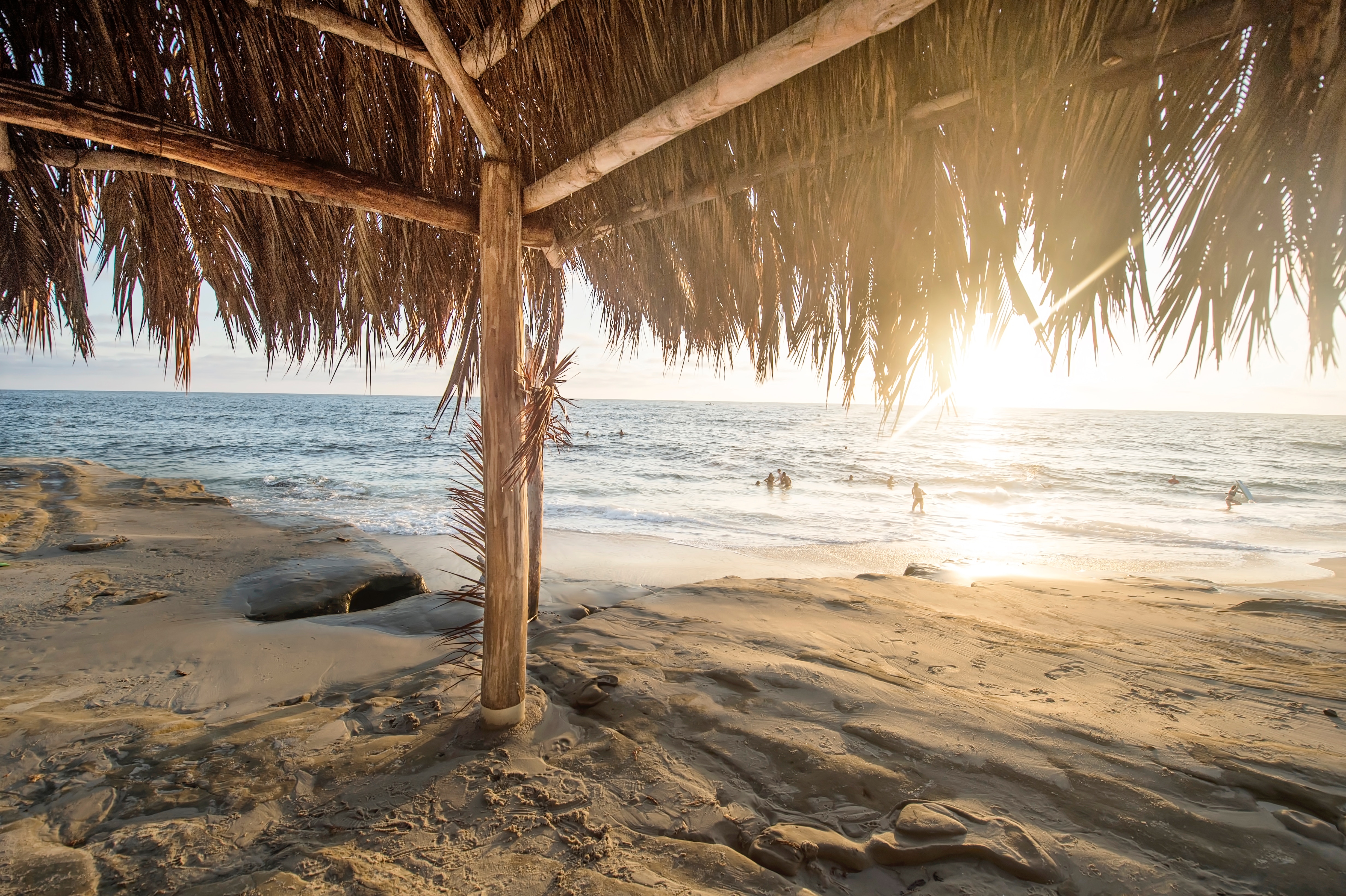 A-hut-is-framed-in-a-beach-scene